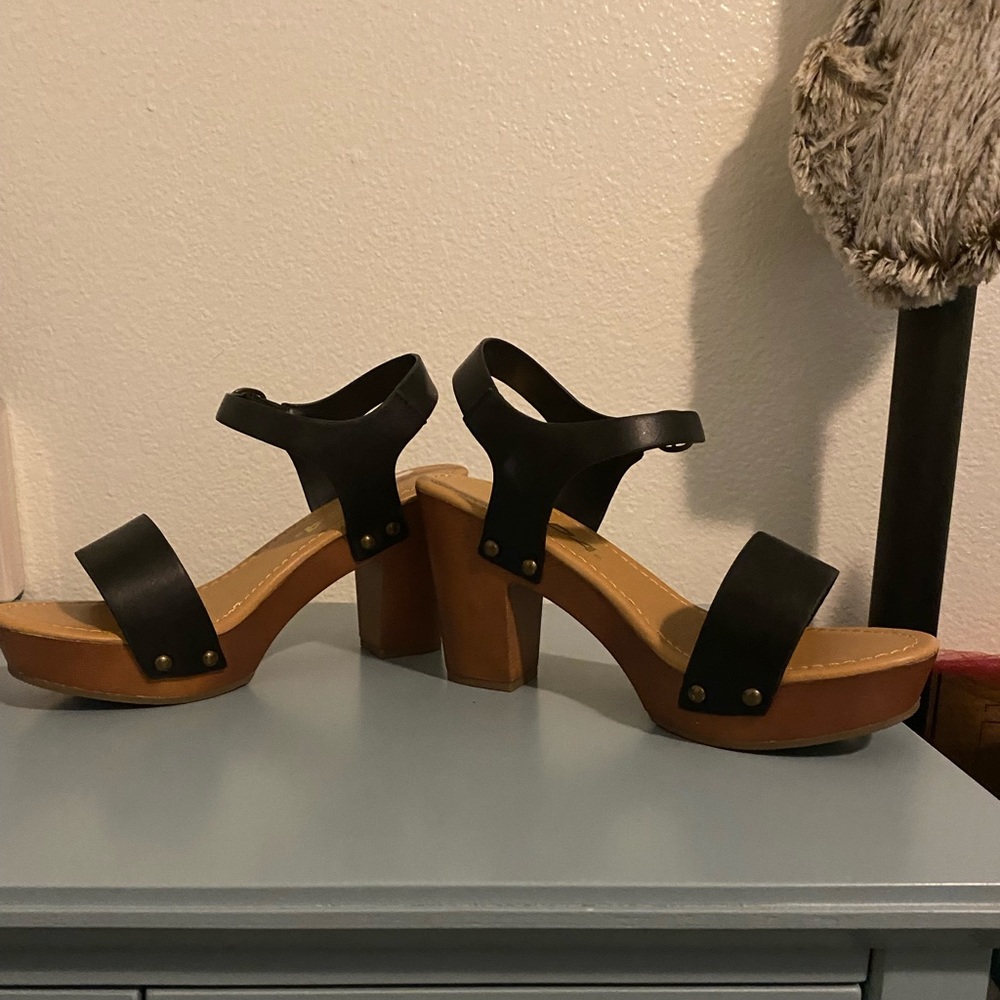 NWOT- Women’s SODA sandal heels. Size 6 1/2